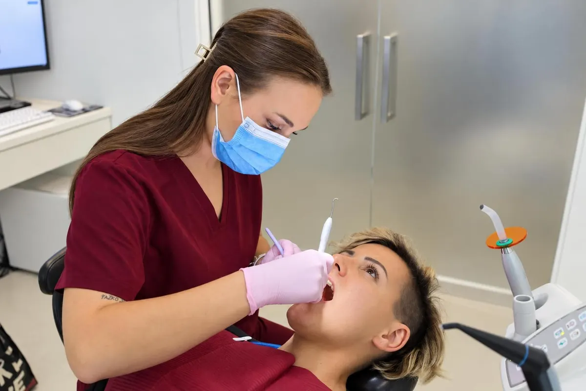 Zdravotná sestra kliniky Sangre Azul pri ošetrení pacientky