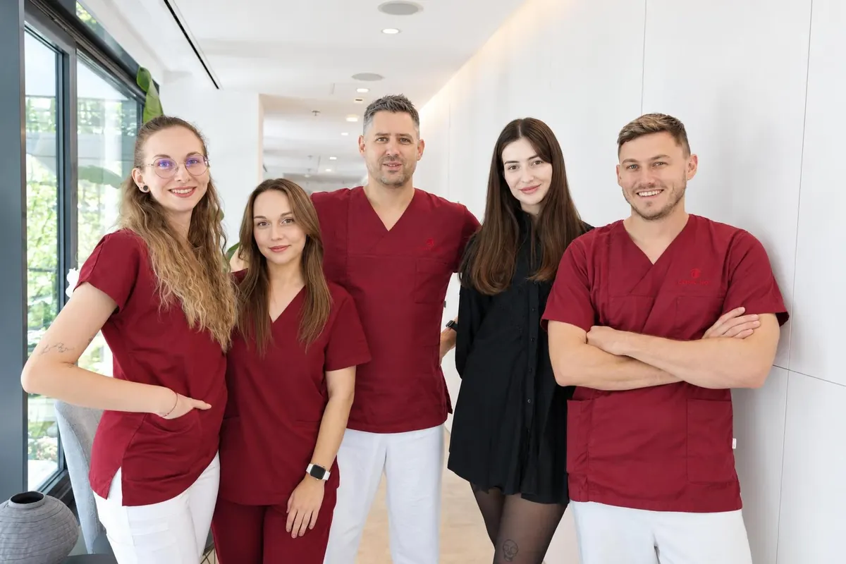 Lekári a sestry kliniky Sangre Azul v bordových uniformách